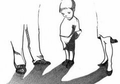 niño triste mirando al suelo al lado de unas piernas de adulto
