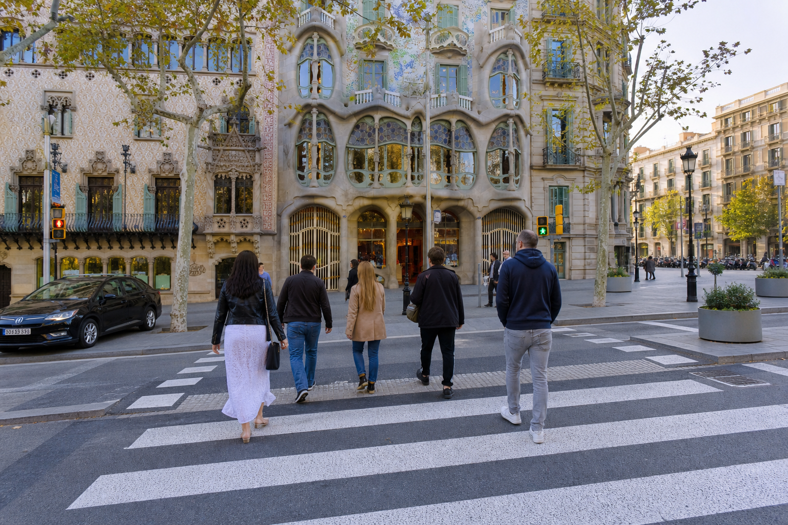 Recreación de peatones cruzando una calle del paseo de Gràcia, junto a la Casa Batlló.