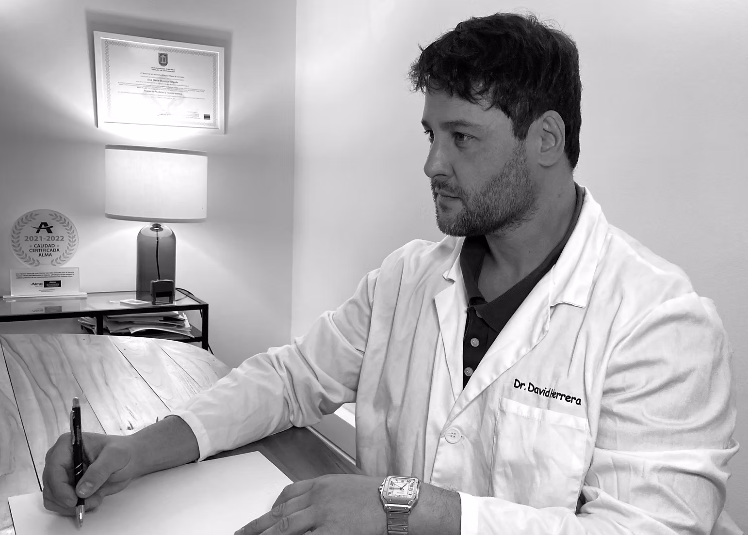 Dr. David Herrera Salgado, perito médico, en su consulta