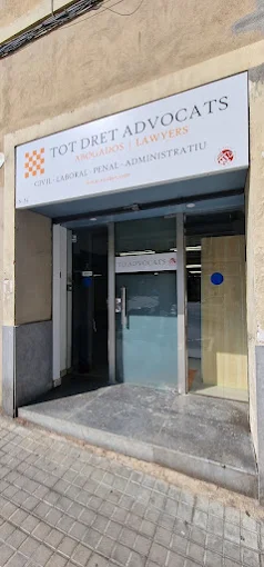 Entrada de Tot Dret Advocats en Carrer de Cabanes, Barcelona